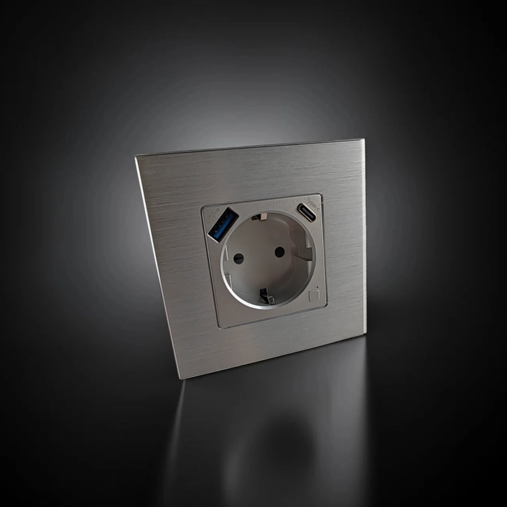 ISH060 Vienguba rozetė su aliuminio rėmeliu, USB-A ir Type-C jungtimis – Sidabrinė