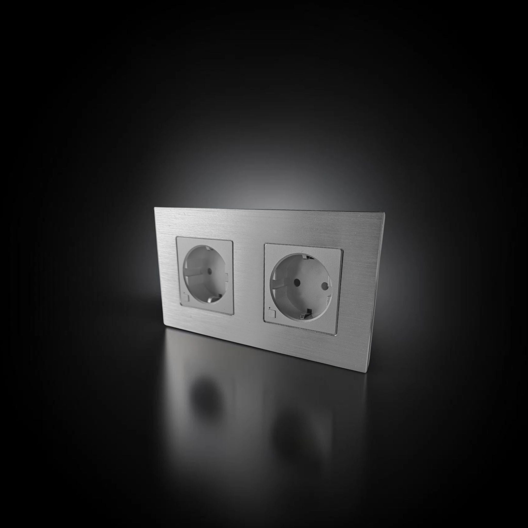 ISH077 Gniazdko podwójne z ramką aluminiową