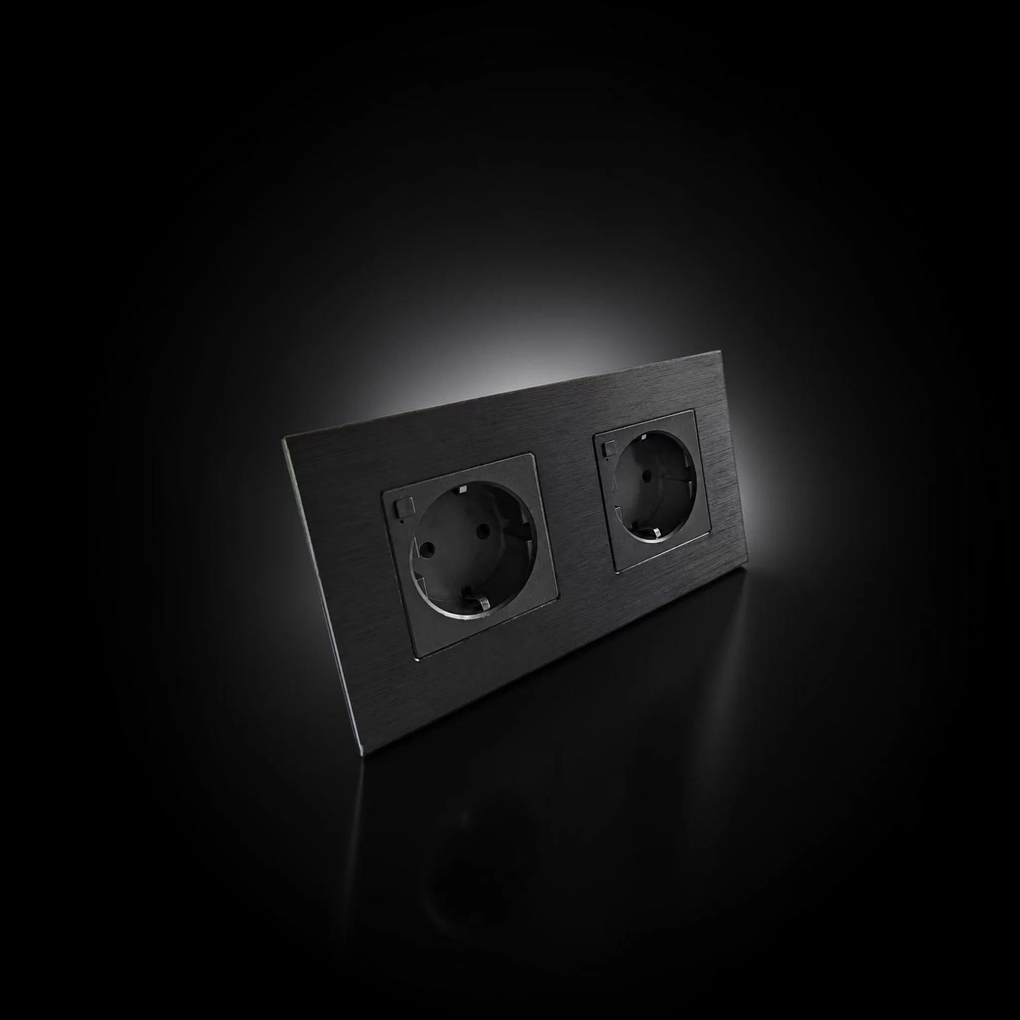 ISH077 Gniazdko podwójne z ramką aluminiową