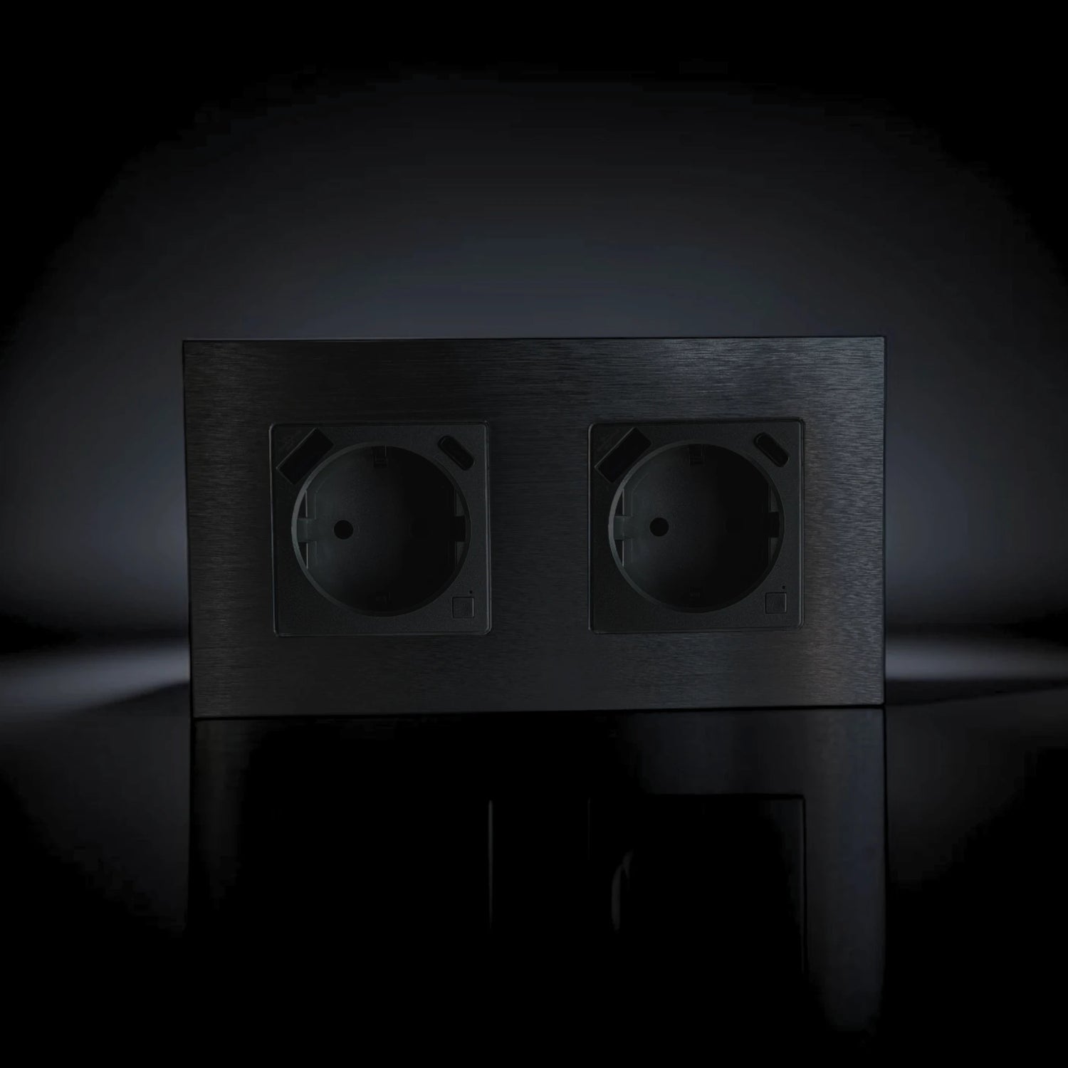 ISH059 Dviguba rozetė su aliuminio rėmeliu, USB-A ir Type-C jungtimis – Juoda