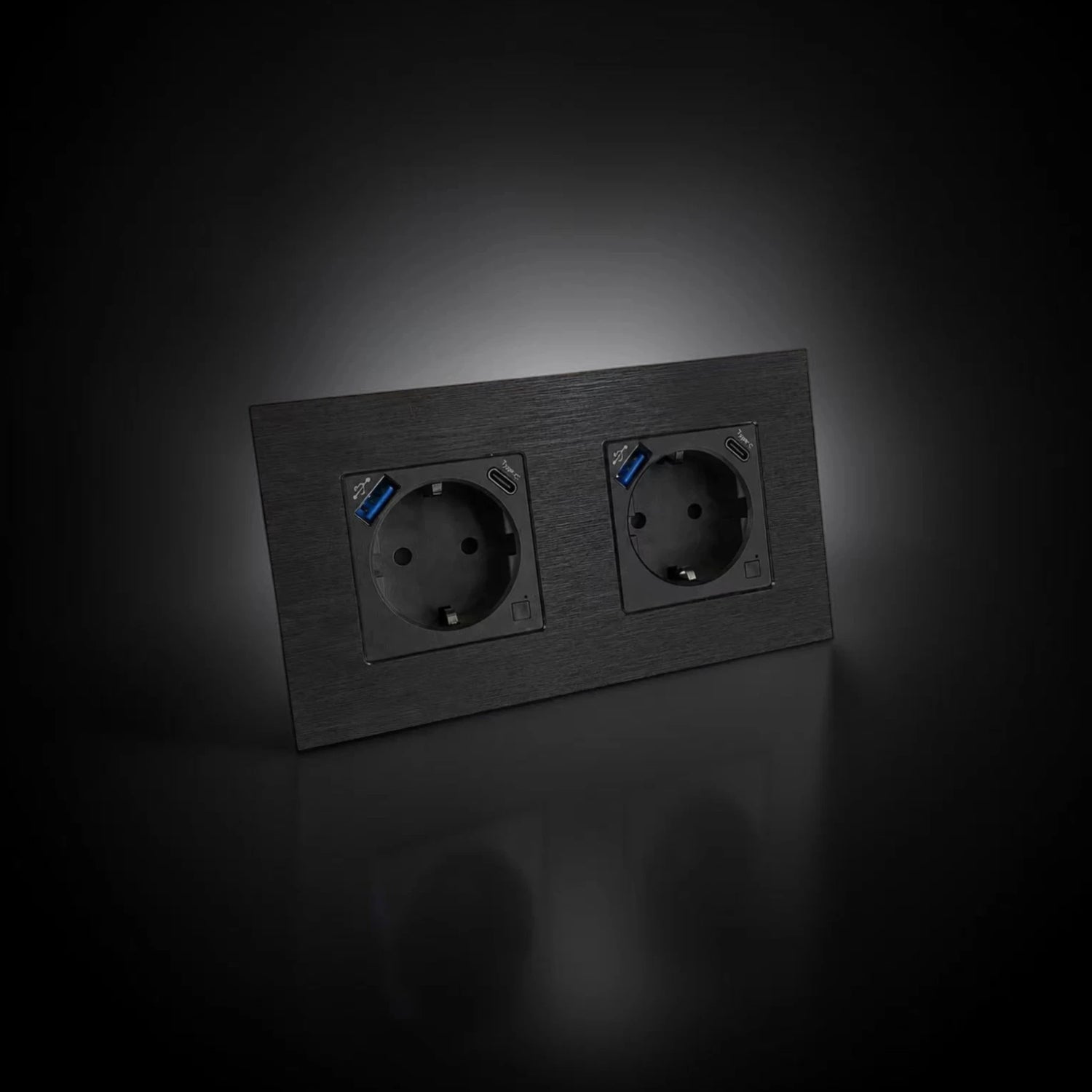 ISH059 Dviguba rozetė su aliuminio rėmeliu, USB-A ir Type-C jungtimis – Juoda