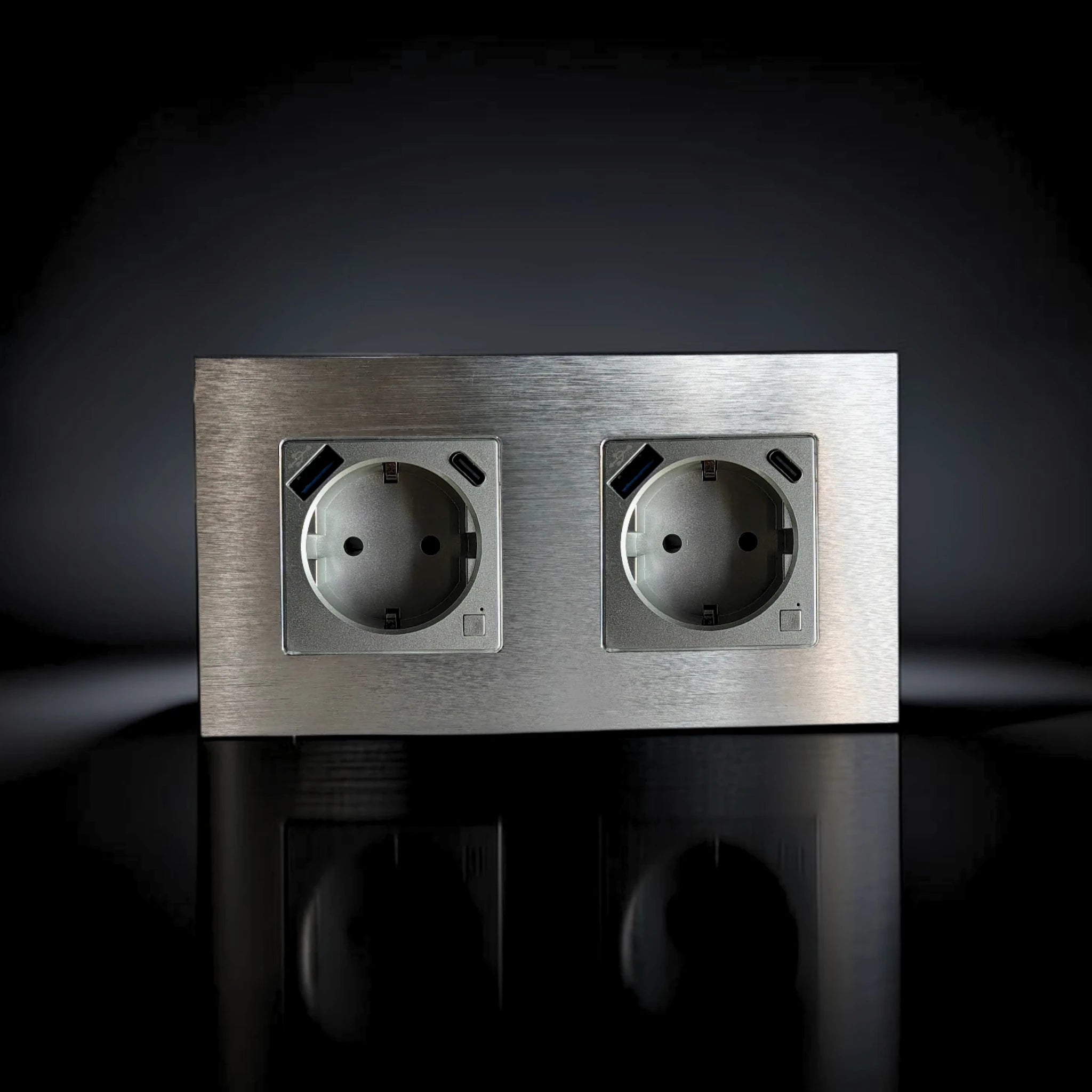 ISH059 Dviguba rozetė su aliuminio rėmeliu, USB-A ir Type-C jungtimis – Sidabrinė