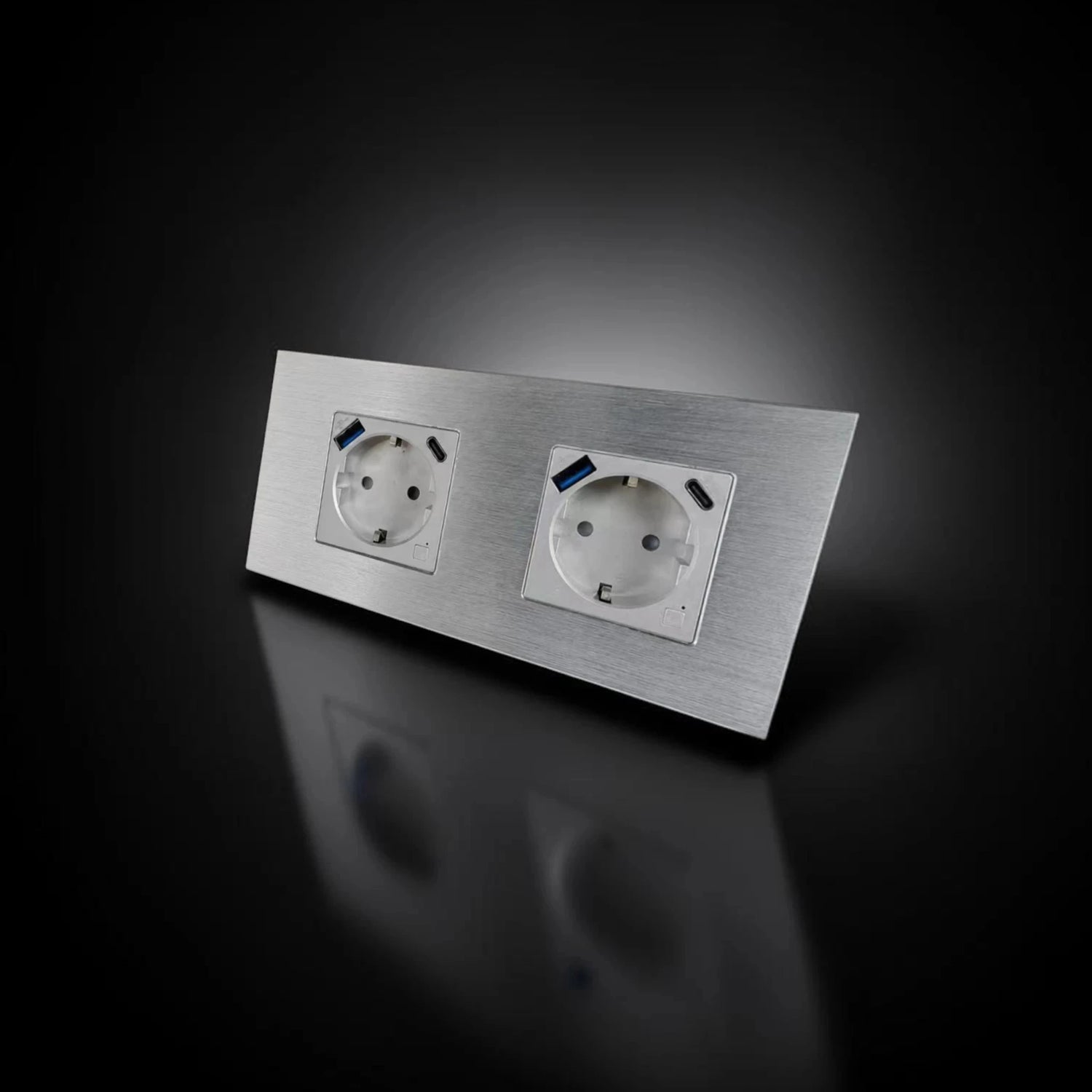 ISH059 Dviguba rozetė su aliuminio rėmeliu, USB-A ir Type-C jungtimis – Sidabrinė