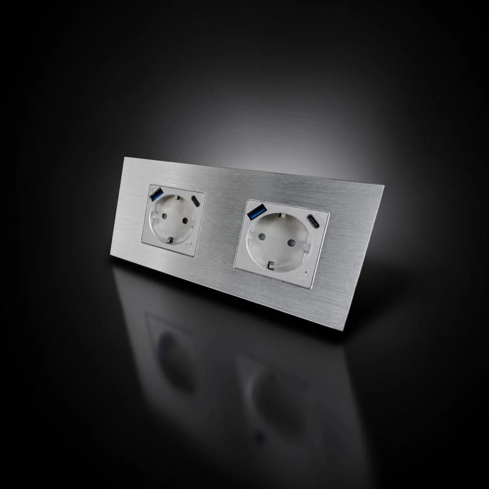 ISH059 Dviguba rozetė su aliuminio rėmeliu, USB-A ir Type-C jungtimis – Sidabrinė