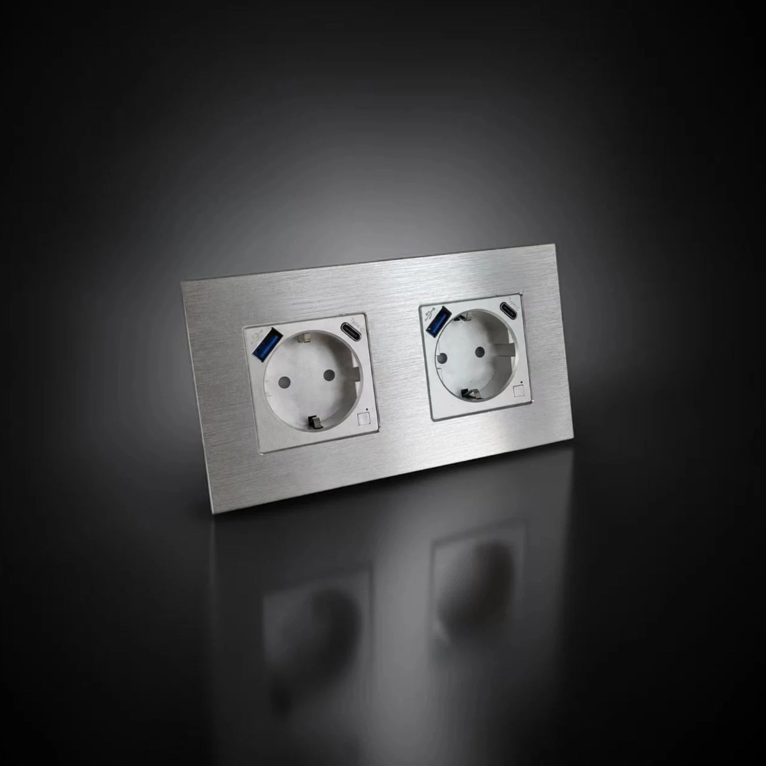 ISH059 Dviguba rozetė su aliuminio rėmeliu, USB-A ir Type-C jungtimis – Sidabrinė