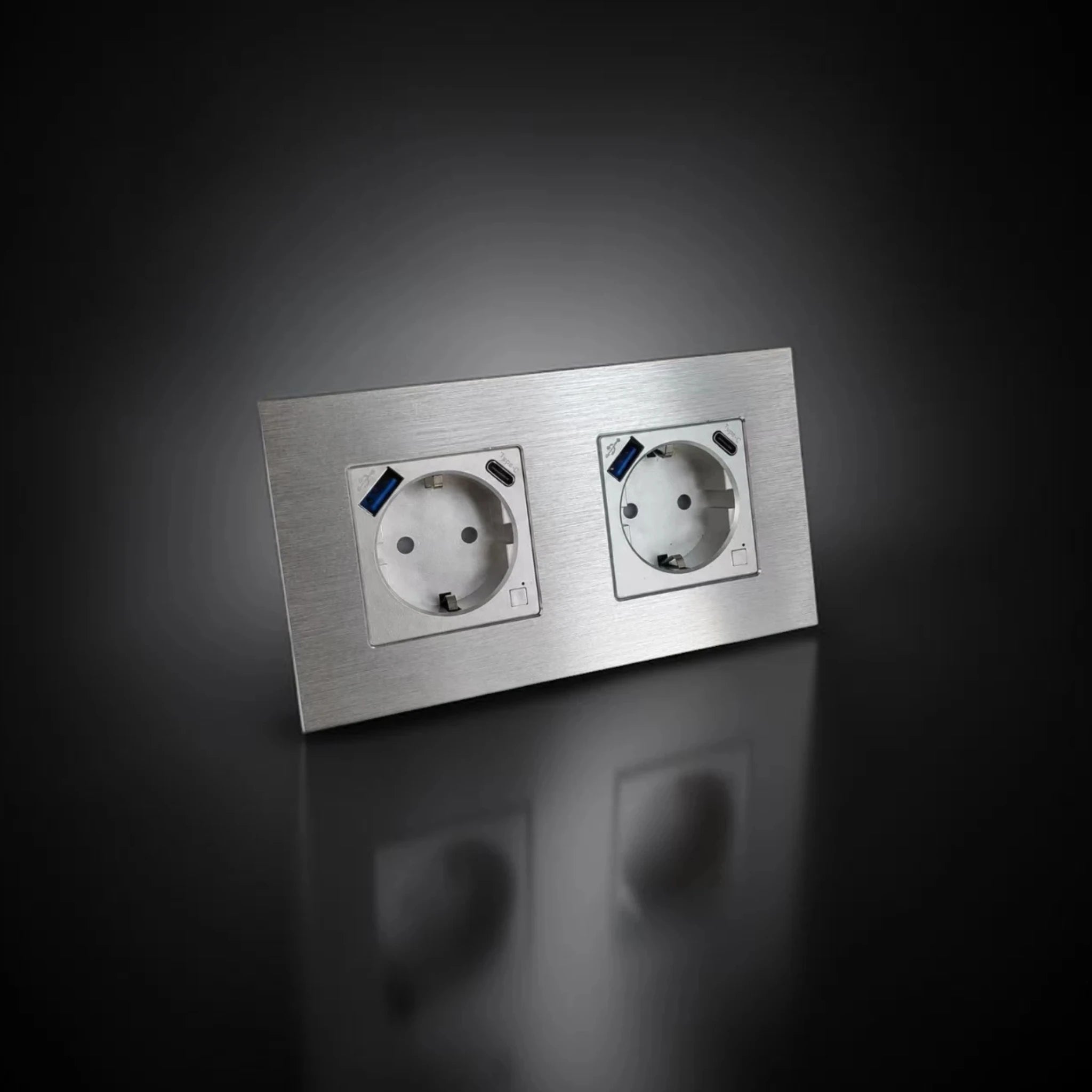 ISH059 Dviguba rozetė su aliuminio rėmeliu, USB-A ir Type-C jungtimis – Sidabrinė