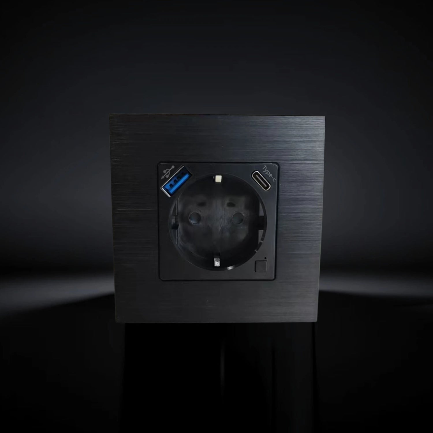 ISH060 Vienguba rozetė su aliuminio rėmeliu, USB-A ir Type-C jungtimis – Juoda