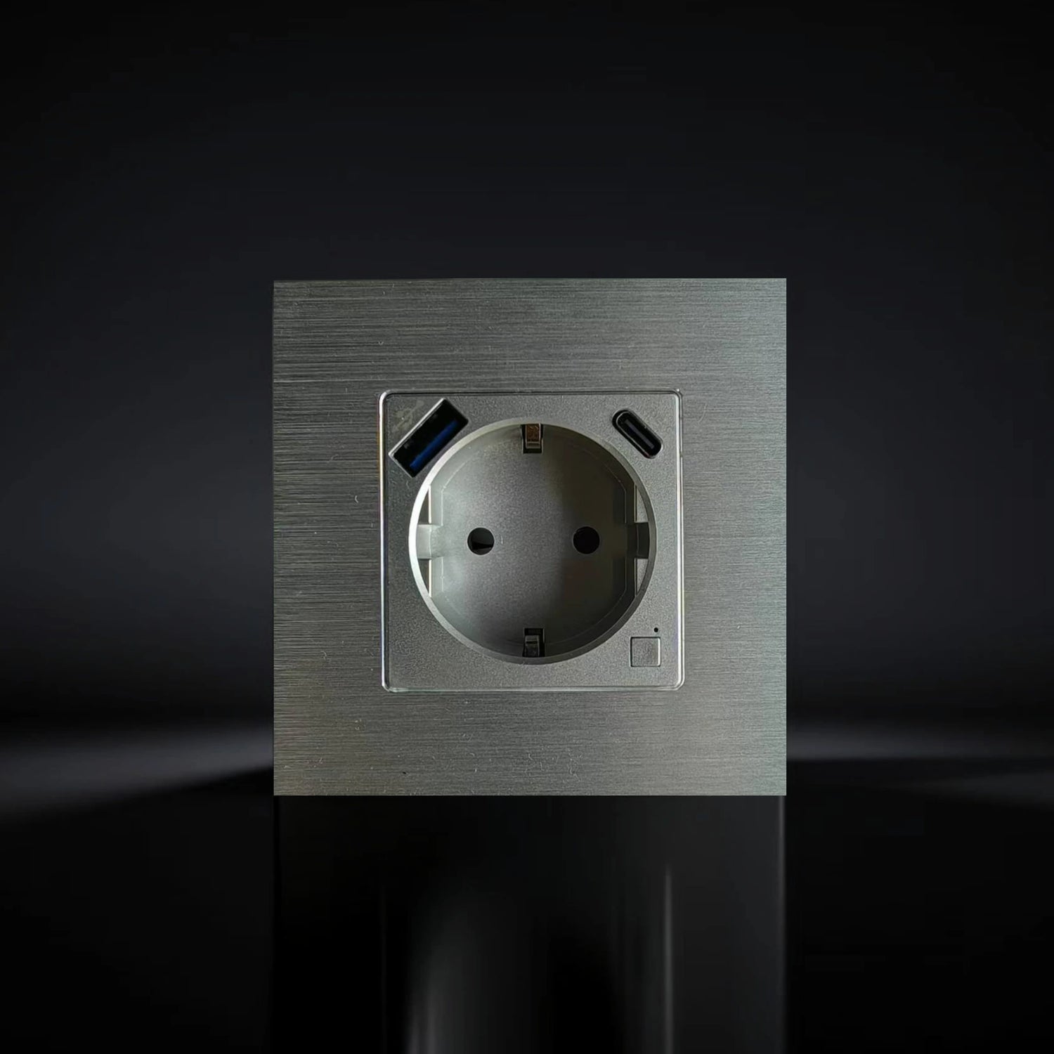 ISH060 Vienguba rozetė su aliuminio rėmeliu, USB-A ir Type-C jungtimis – Sidabrinė