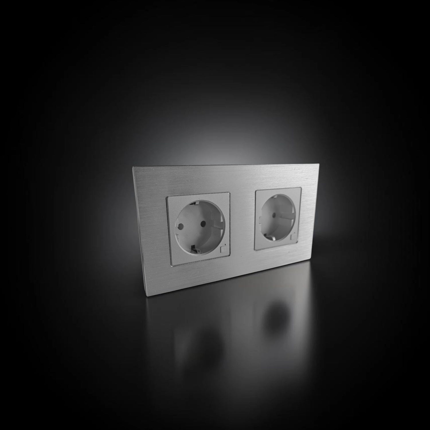 ISH077 Gniazdko podwójne z ramką aluminiową